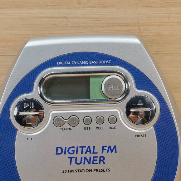 Philips AZT3202 Portable CD Player with FM Tuner - Picture 2 of 7